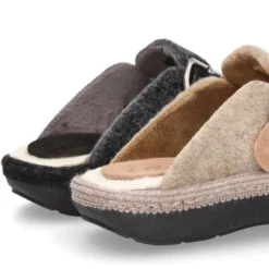 Zapatilla casa niños OKAA ZUECO en lana con hebilla.