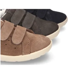 Zapatilla Casual sin cordones en piel serraje.