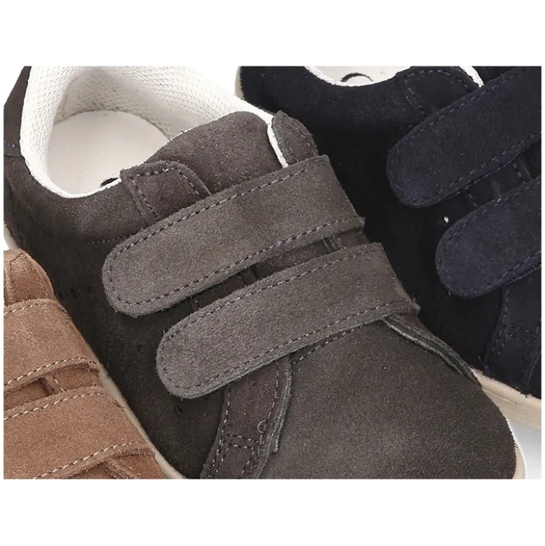 Zapatilla Casual sin cordones en piel serraje.