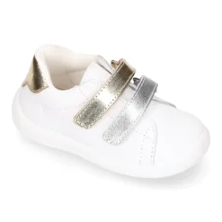 Zapatilla colegial niños peques OKAA sin cordones en piel napa blanca combinada.