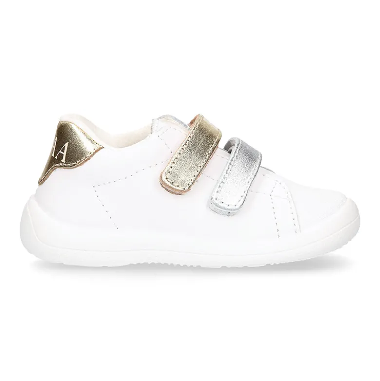 Zapatilla colegial niños peques OKAA sin cordones en piel napa blanca combinada.