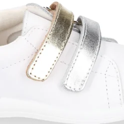Zapatilla colegial niños peques OKAA sin cordones en piel napa blanca combinada.