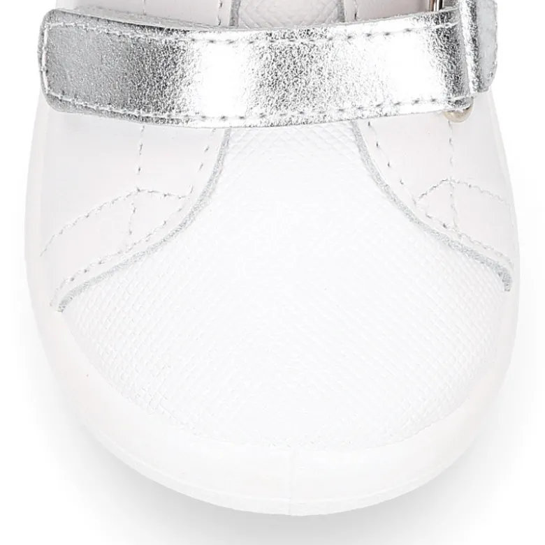 Zapatilla colegial niños peques OKAA sin cordones en piel napa blanca combinada.