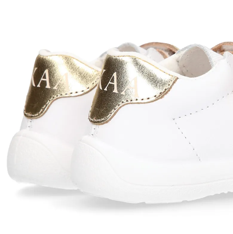 Zapatilla colegial niños peques OKAA sin cordones en piel napa blanca combinada.