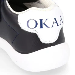 Zapatilla colegial niños pequeños OKAA sin cordones y bandera lateral en piel lavable.