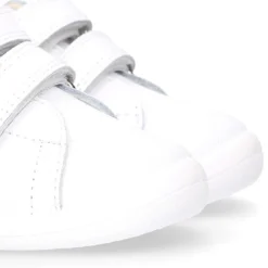 Zapatilla colegial niños pequeños OKAA sin cordones, rayas laterales y puntera reforzada en piel lavable.