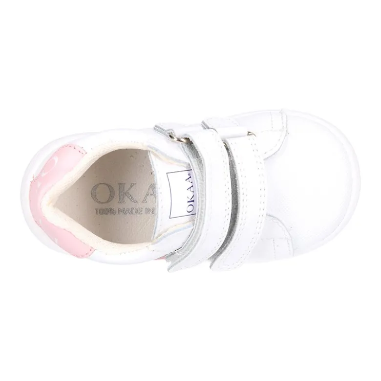 Zapatilla colegial niños pequeños OKAA sin cordones, rayas laterales y puntera reforzada en piel lavable.