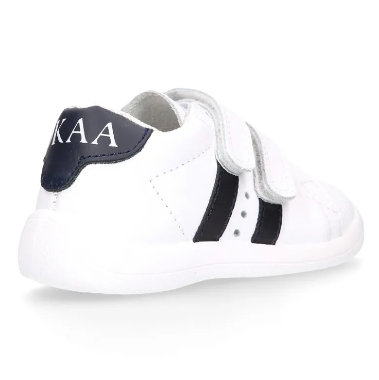Zapatilla colegial niños pequeños OKAA sin cordones, rayas laterales y puntera reforzada en piel lavable.
