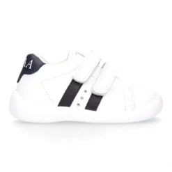 Zapatilla colegial niños pequeños OKAA sin cordones, rayas laterales y puntera reforzada en piel lavable.