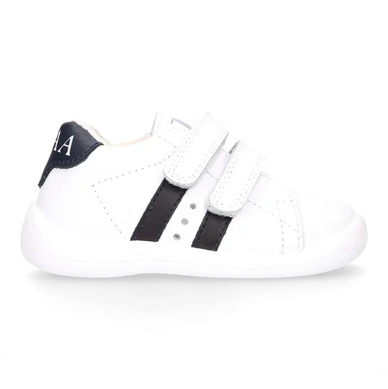 Zapatilla colegial niños pequeños OKAA sin cordones, rayas laterales y puntera reforzada en piel lavable.