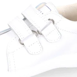 Zapatilla colegial niños pequeños OKAA sin cordones, rayas laterales y puntera reforzada en piel lavable.