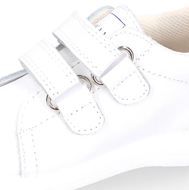 Zapatilla colegial niños pequeños OKAA sin cordones, rayas laterales y puntera reforzada en piel lavable.