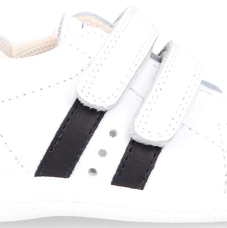 Zapatilla colegial niños pequeños OKAA sin cordones, rayas laterales y puntera reforzada en piel lavable.