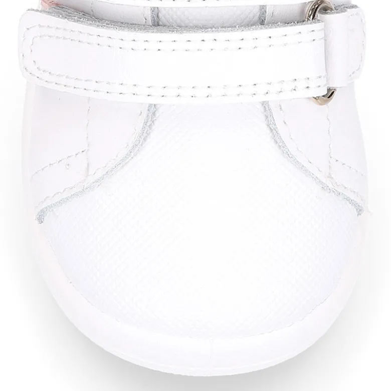Zapatilla colegial niños pequeños OKAA sin cordones, rayas laterales y puntera reforzada en piel lavable.