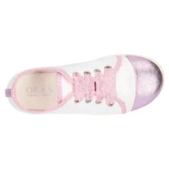 Zapatilla con puntera y cordones lazo en lona metalizada.