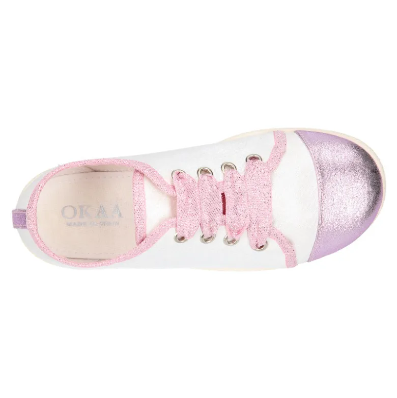 Zapatilla con puntera y cordones lazo en lona metalizada.