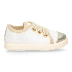 Zapatilla con puntera y cordones lazo en lona metalizada.