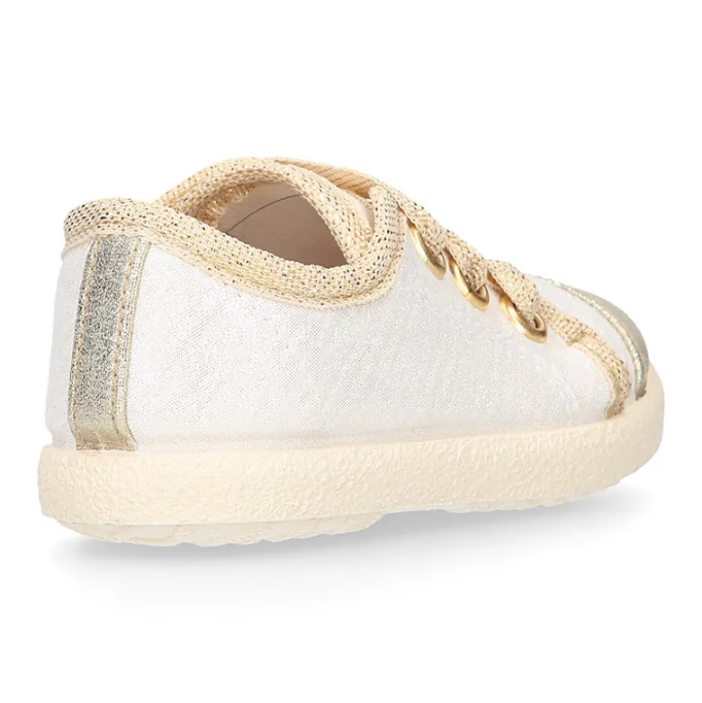 Zapatilla con puntera y cordones lazo en lona metalizada.