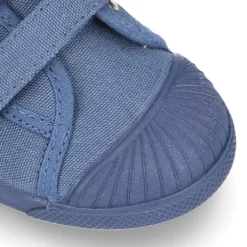 Zapatilla con puntera y sin cordones en lona piqué algodón.