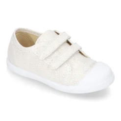Zapatilla con puntera y sin cordones en lona metalizada.