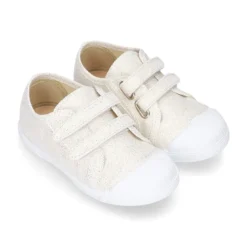Zapatilla con puntera y sin cordones en lona metalizada.