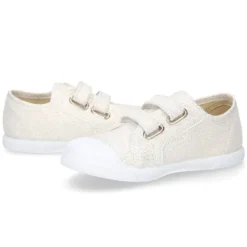 Zapatilla con puntera y sin cordones en lona metalizada.