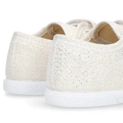 Zapatilla con puntera y sin cordones en lona metalizada.