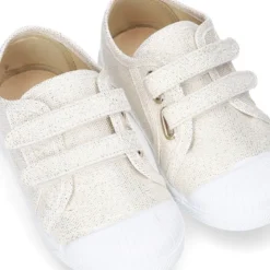 Zapatilla con puntera y sin cordones en lona metalizada.