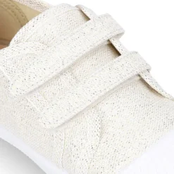 Zapatilla con puntera y sin cordones en lona metalizada.