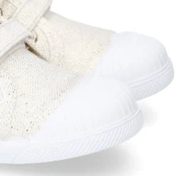 Zapatilla con puntera y sin cordones en lona metalizada.