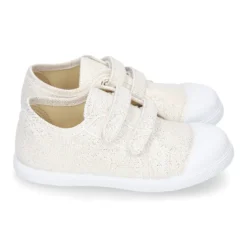Zapatilla con puntera y sin cordones en lona metalizada.