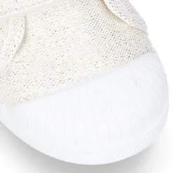 Zapatilla con puntera y sin cordones en lona metalizada.