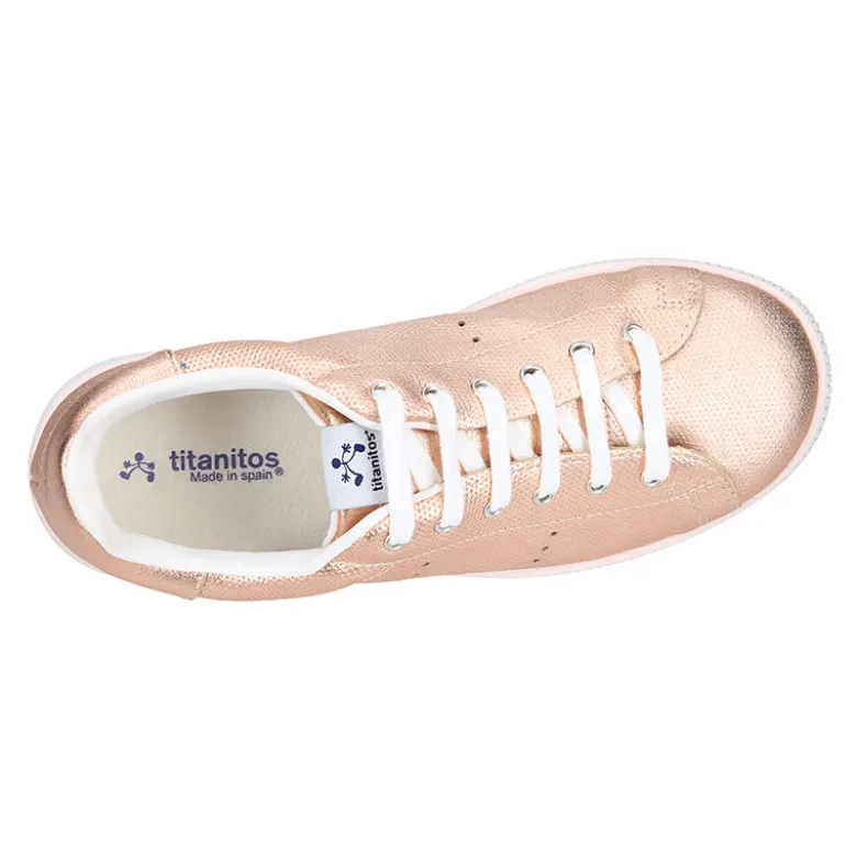 Zapatilla moda con cordones en piel metalizada.