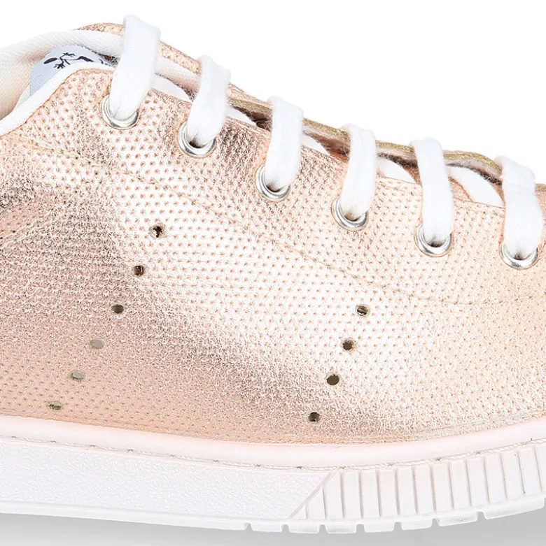 Zapatilla moda con cordones en piel metalizada.