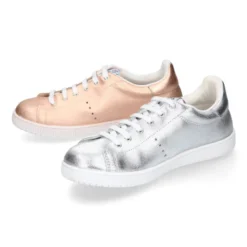 Zapatilla moda con cordones en piel metalizada.