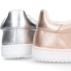Zapatilla moda con cordones en piel metalizada.