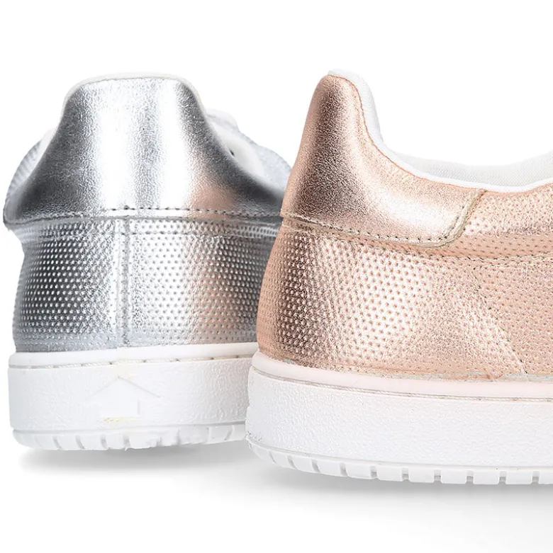Zapatilla moda con cordones en piel metalizada.