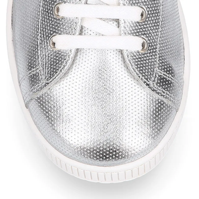 Zapatilla moda con cordones en piel metalizada.