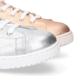 Zapatilla moda con cordones en piel metalizada.