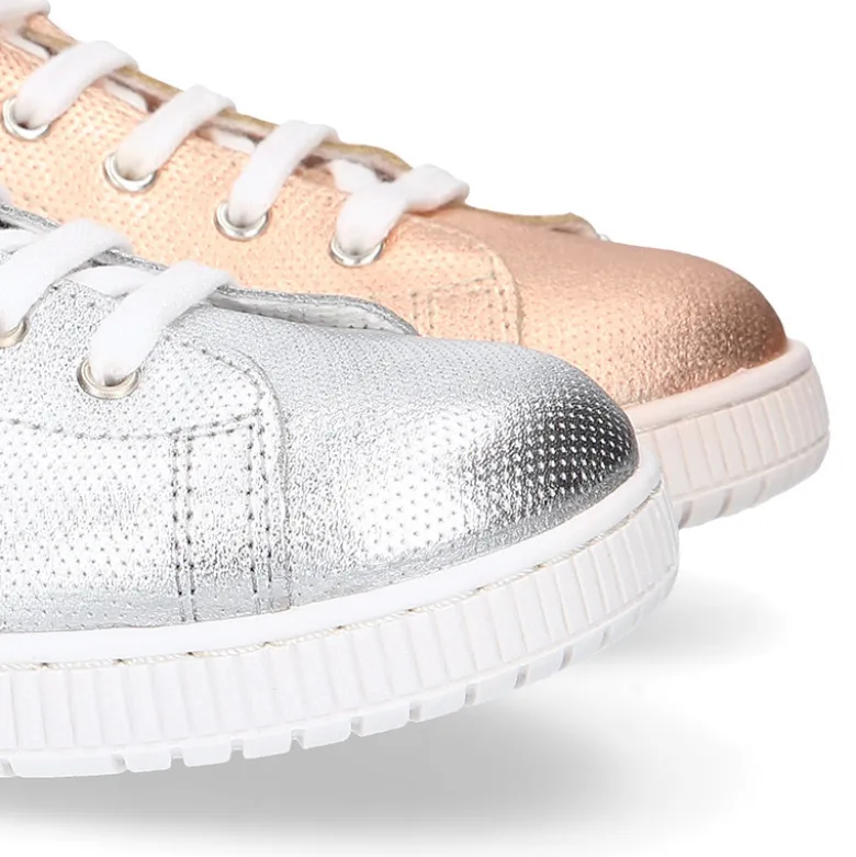 Zapatilla moda con cordones en piel metalizada.