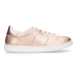 Zapatilla moda con cordones en piel metalizada.