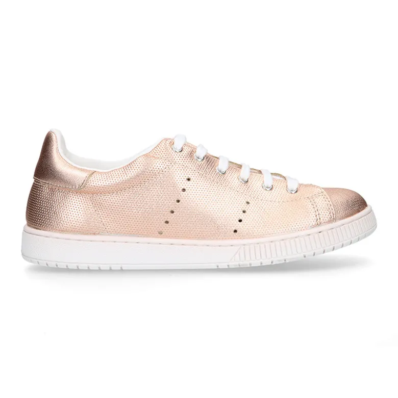 Zapatilla moda con cordones en piel metalizada.