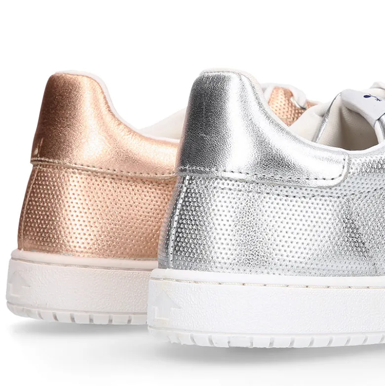 Zapatilla moda con cordones en piel metalizada.