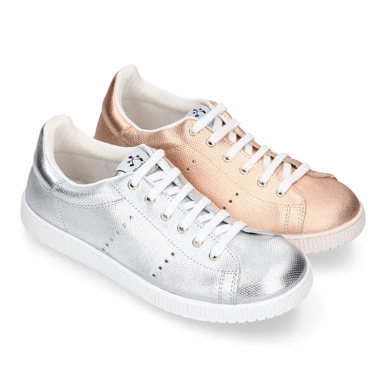 Zapatilla moda con cordones en piel metalizada.