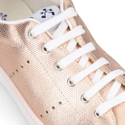 Zapatilla moda con cordones en piel metalizada.