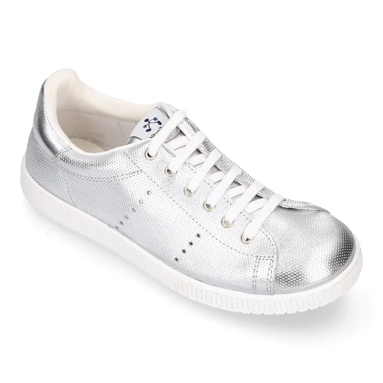 Zapatilla moda con cordones en piel metalizada.