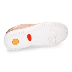Zapatilla moda con cordones en piel metalizada.