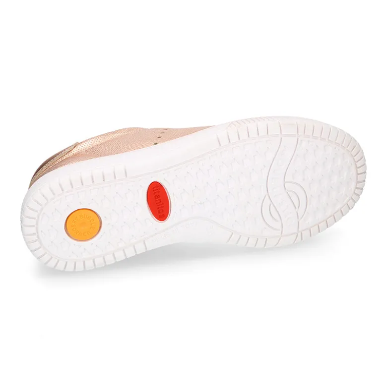 Zapatilla moda con cordones en piel metalizada.