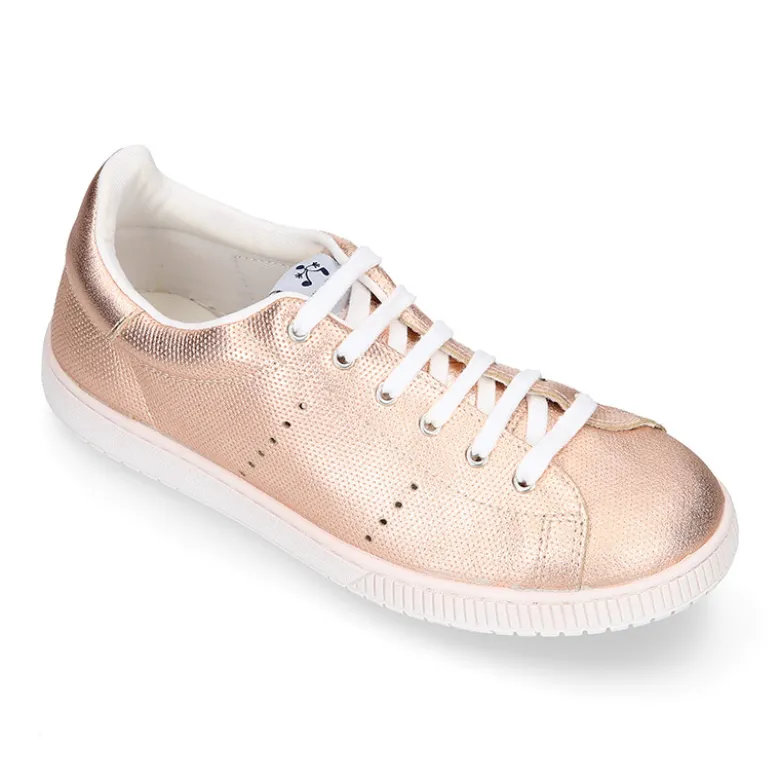 Zapatilla moda con cordones en piel metalizada.