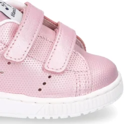Zapatilla niña moda sin cordones en piel metalizada.